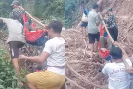 Lội suối, băng rừng gánh cụ bà 75 tuối ở Nghệ An đi cấp cứu