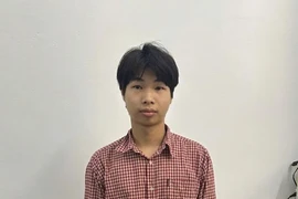 Bắt đối tượng bỏ gạch vào hộp hàng giao cho khách để lừa đảo