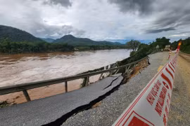 Quốc lộ 7 ở Nghệ An bị lũ dữ “ăn sâu” vào nền đường