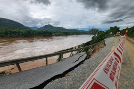 Quốc lộ 7 ở Nghệ An bị lũ dữ “ăn sâu” vào nền đường