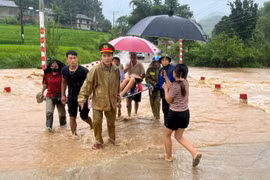 Công an Thanh Hóa vượt mưa lũ hỗ trợ sản phụ kịp thời tới bệnh viện cấp cứu