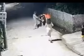  Thót tim clip bé 4 tuổi nhanh trí cứu em trai rơi xuống mương nước