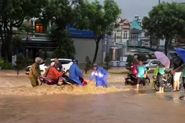 Đà Nẵng mưa trắng trời, nhiều khu vực lại ngập sâu