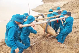 Bờ sông Lam bị sạt lở sau mưa lũ 'lộ' ra quả bom khủng còn nguyên kíp nổ