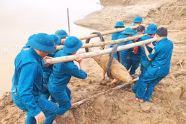 Bờ sông Lam bị sạt lở sau mưa lũ 'lộ' ra quả bom khủng còn nguyên kíp nổ