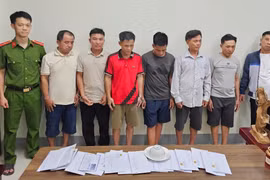 Bắt nhóm đối tượng tổ chức “xóc đĩa” ở bãi đất giữa sông Lam