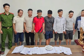 Bắt nhóm đối tượng tổ chức “xóc đĩa” ở bãi đất giữa sông Lam