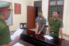 Bắt đối tượng hành hung tài xế xe buýt, bắt quỳ giữa đường ở Nghệ An