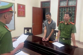 Bắt đối tượng hành hung tài xế xe buýt, bắt quỳ giữa đường ở Nghệ An