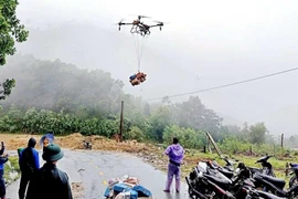 Dùng flycam đưa hơn 7 tấn hàng cứu trợ đến vùng cô lập ở Đà Nẵng