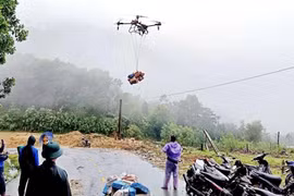 Dùng flycam đưa hơn 7 tấn hàng cứu trợ đến vùng cô lập ở Đà Nẵng