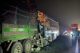 Tai nạn trên cao tốc Cao Bồ - Mai Sơn khiến 2 tài xế mắc kẹt trong cabin