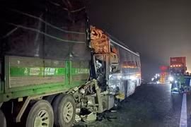 Tai nạn trên cao tốc Cao Bồ - Mai Sơn khiến 2 tài xế mắc kẹt trong cabin