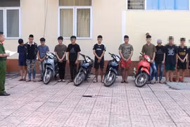 Khởi tố nhóm đối tượng đi xe máy cầm hung khí rượt đuổi nhau 