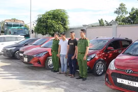 Thuê xe rồi làm giả giấy tờ mang tên mình đưa đi cầm cố