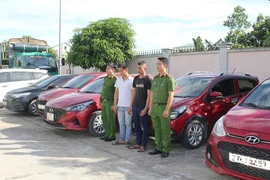 Thuê xe rồi làm giả giấy tờ mang tên mình đưa đi cầm cố