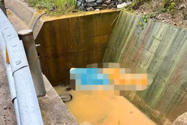 Tá hỏa phát hiện chiếc xe máy cùng thi thể người đàn ông dưới mương nước