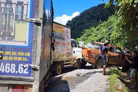 Đoàn xe cứu trợ người dân vùng lũ Nghệ An gặp tai nạn liên hoàn