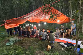 Bắt quả tang các đối tượng đang "say men cá độ" trong sới bạc ở Đà Nẵng