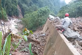 Quốc lộ 16 đoạn qua Nghệ An bị sạt lở, đứt gãy nghiêm trọng