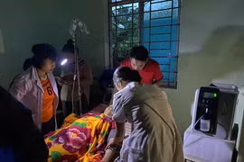 Sập nhà do lở đất ở Đà Nẵng, 5 người bị thương