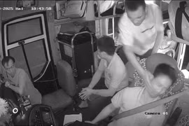 Tài xế bất ngờ bị hành khách tát vào mặt khi đang lái xe