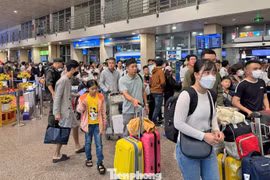 Nghỉ 4 ngày Tết Dương lịch kích hoạt làn sóng ăn chơi, có chặng bay cháy vé