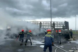 Xe tải cháy trơ khung, hàng hóa bị thiêu rụi trên cao tốc Đà Nẵng 