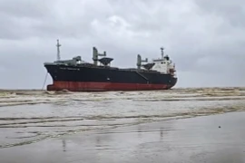Tàu hàng ở Nghệ An bị bão số 5 thổi trôi dạt trên biển Thanh Hóa