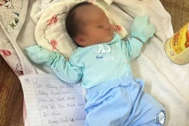 Bé gái sơ sinh bị bỏ rơi bên đường cùng lời nhắn nhói lòng của người mẹ