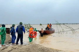 Bất chấp hiểm nguy, kịp thời giải cứu nhiều người dân mắc kẹt trên sông Lam