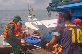 Kịp thời ứng cứu đưa ngư dân gặp tai nạn trên biển vào bờ an toàn