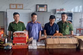 Bắt lái xe container vận chuyển pháo lậu và hồng phiến về Việt Nam 