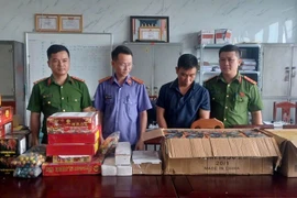 Bắt lái xe container vận chuyển pháo lậu và hồng phiến về Việt Nam 