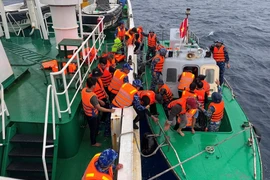 Bàn giao 52 thuyền viên tàu cá Đà Nẵng bị chìm đến đảo Song Tử Tây an toàn