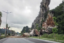 Tảng đá lớn bất ngờ lăn xuống đường bao biển đẹp nhất Quảng Ninh