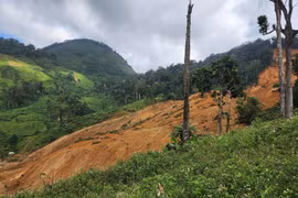 Sạt lở kinh hoàng giữa trời nắng ráo ở Đà Nẵng