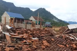 Dông lốc làm đổ sập hai ngôi nhà kiên cố ở xã biên giới Nghệ An