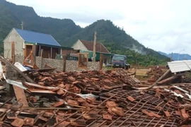 Dông lốc làm đổ sập hai ngôi nhà kiên cố ở xã biên giới Nghệ An