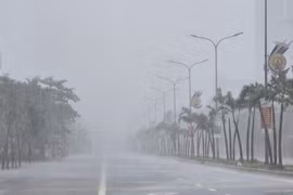 Mưa trắng trời, gió giật mạnh trước giờ bão số 5 Kajiki tiến vào đất liền