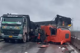 Va chạm giữa hai xe ô tô đầu kéo trên cao tốc Nghi Sơn - Diễn Châu 