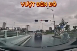 Vượt đèn đỏ, tài xế ô tô bị phạt 19 triệu từ phản ánh trên Vnetraffic