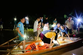 Nước dâng cao, người dân vùng hạ du Nghệ An chạy lũ trong đêm