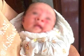 Tìm người thân cho bé gái 20 ngày tuổi bị bỏ rơi bên đường ở Nghệ An