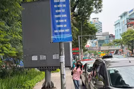 Khó hiểu biển quảng cáo lắp trên vỉa hè Hà Nội, người đi bộ chật vật lách qua