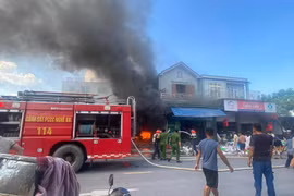 Cửa hàng điện thoại ở Nghệ An bị lửa thiêu rụi 