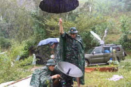 Lắp Trạm thu - phát sóng dã chiến tại vùng bị mưa lũ cô lập ở Đà Nẵng