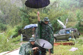 Lắp Trạm thu - phát sóng dã chiến tại vùng bị mưa lũ cô lập ở Đà Nẵng