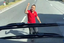 Phẫn nộ người đàn ông ngồi giữa đường, chặn xe khách trước hầm Hải Vân