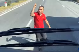 Phẫn nộ người đàn ông ngồi giữa đường, chặn xe khách trước hầm Hải Vân